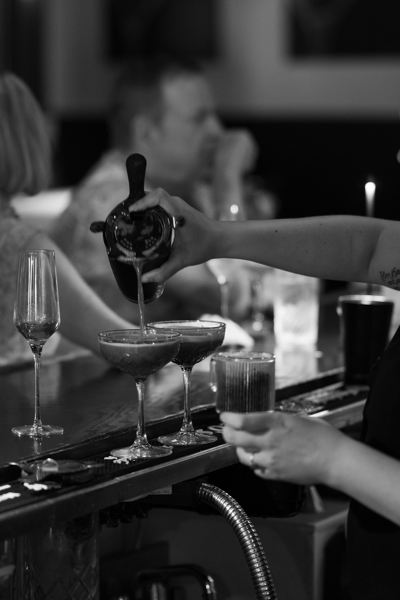 Cocktail preparati al bancone di Blu Temporary Vibes