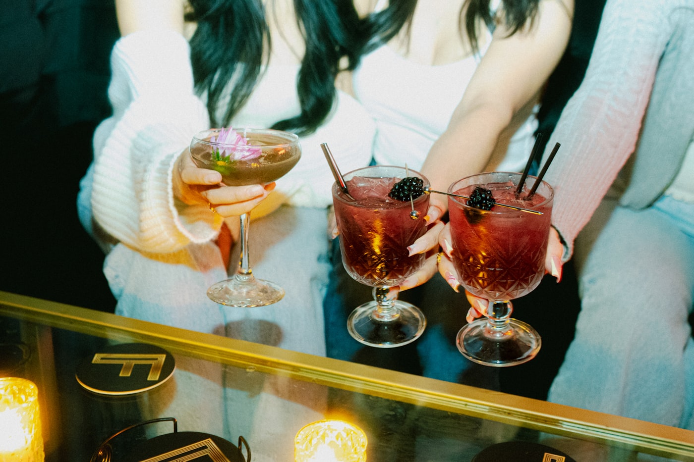 Cocktail e tavolo lounge da Blu Temporary Vibes